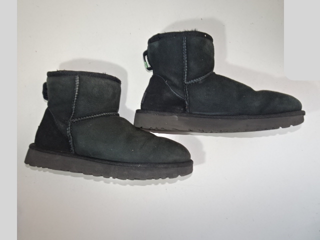横向きの黒いUGGブーツ