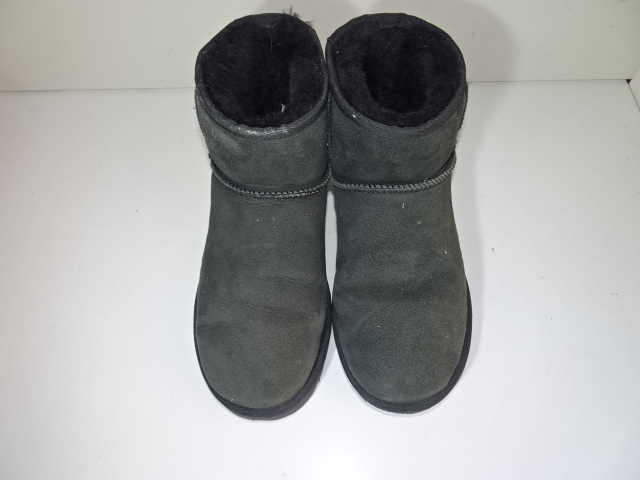 黒いUGGブーツの正面