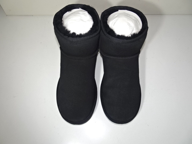 黒いUGGブーツを補色