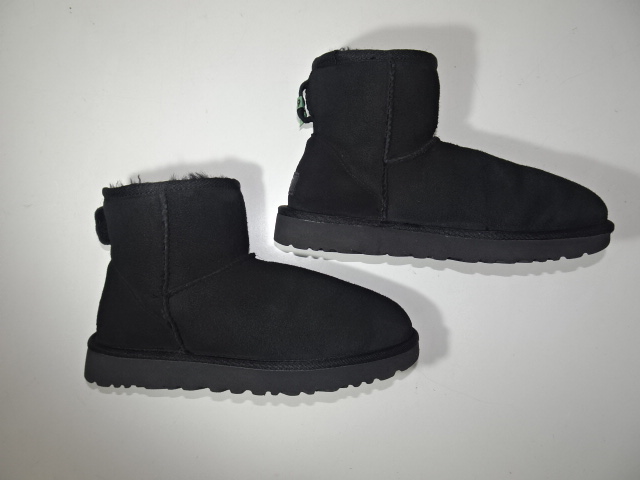 補色したuggブーツの横向き