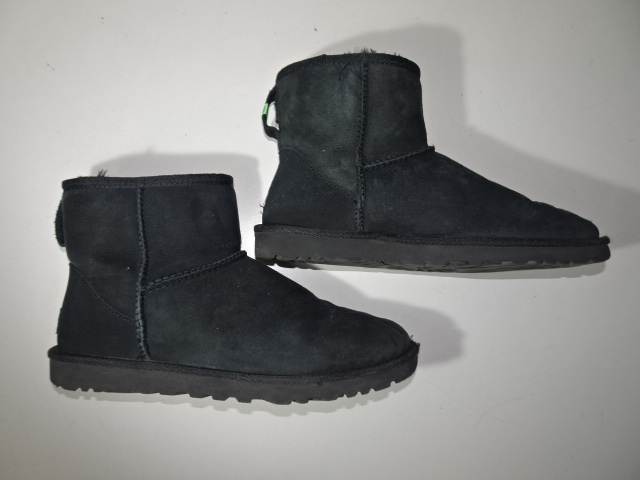 uggの黒色のムートンブーツに色褪せ
