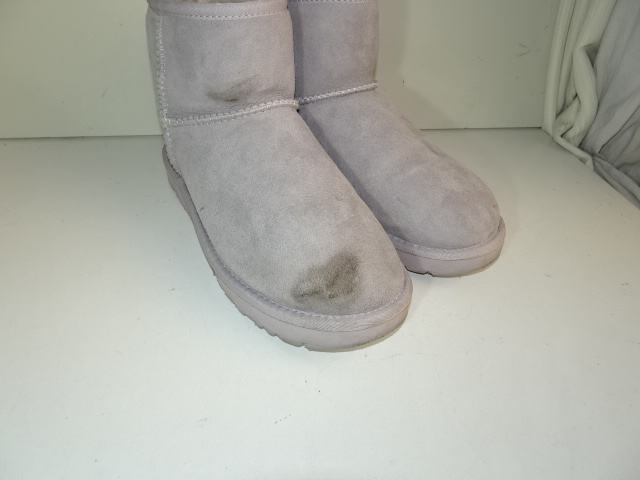 ラベンダー色のブーツにシミ