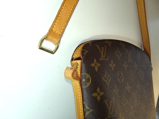 ショルダーベルトの根元の革が切れた